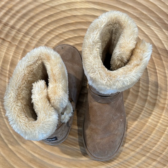 Fuzzy tan boots - Picture 1 of 4